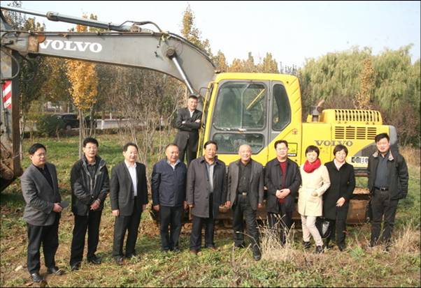 Group photo of participants in the donation ceremony