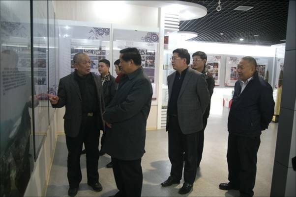 Minister Yan Shiyuan and Chairman Zong Yanmin visited the History Museum of Shandong University of the Arts