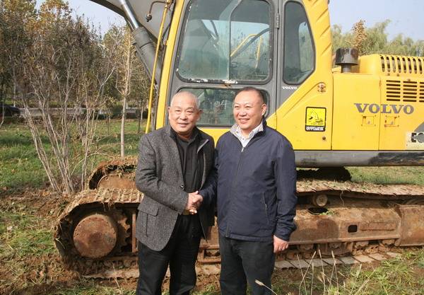Chairman Zong Yanmin and President Zhang Zhimin held a handover ceremony